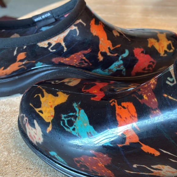 SLOGGERS Women’s Black Waterproof Shoes, Multi-Color Horse Pattern. 10 EUC - Picture 12 of 15